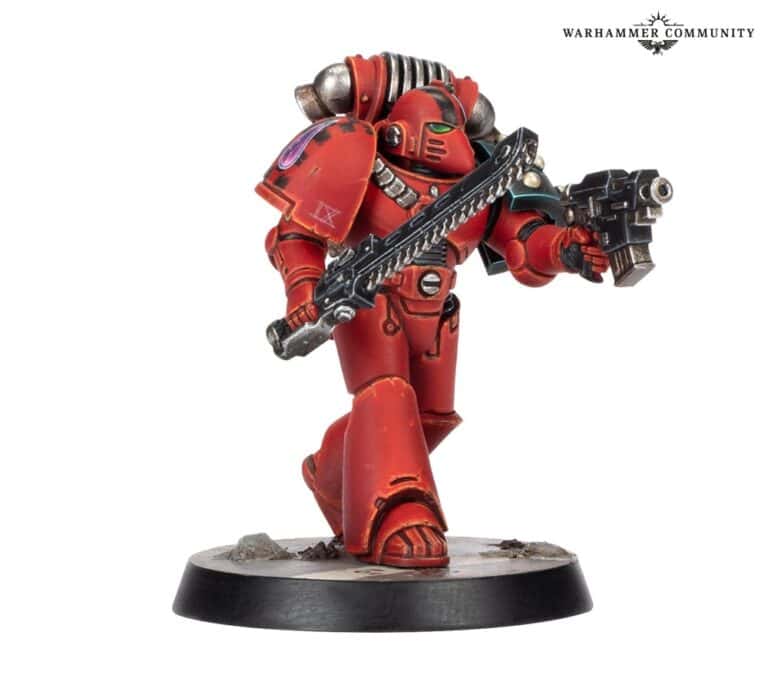 A Despoiler Squad figurine from Warhammer 40,000 showcases a red-armored warrior equipped with futuristic gear, wielding a sword and gun. The intricate armor includes shoulder accents and a helmet with tubes. This detailed piece stands on a rocky-textured base, perfect for an Upgrade Kit addition.